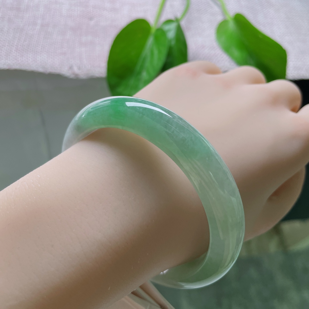 59.6/12.3/8.3，绿底正圈，清润通透，深绿与浅绿彼此交融，意境天成，无裂，ss50730a