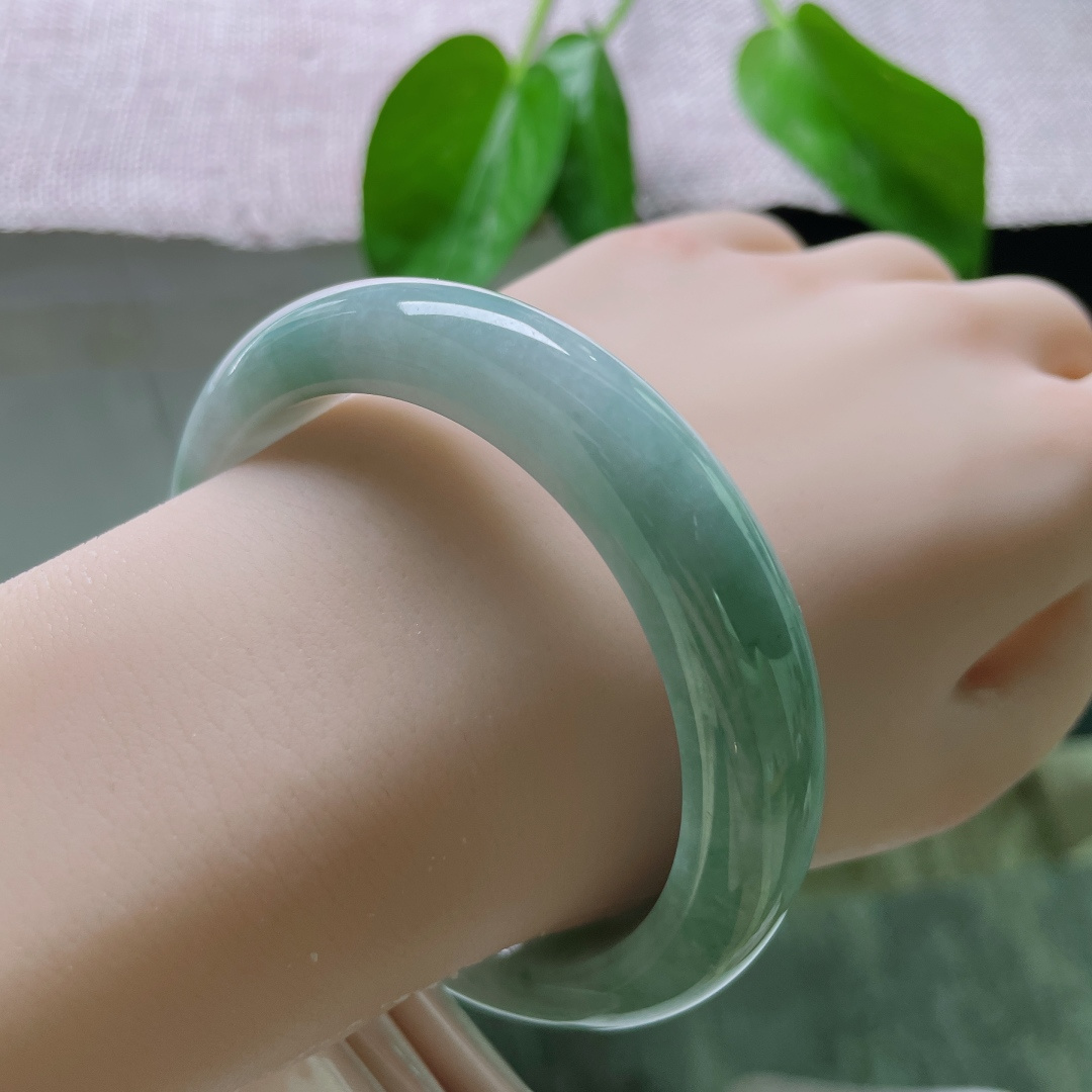 57.9/12.6/8.5，淡蓝色正圈，颜色深浅不一，绰约多姿，洒金，一点皮纹，ss50772a