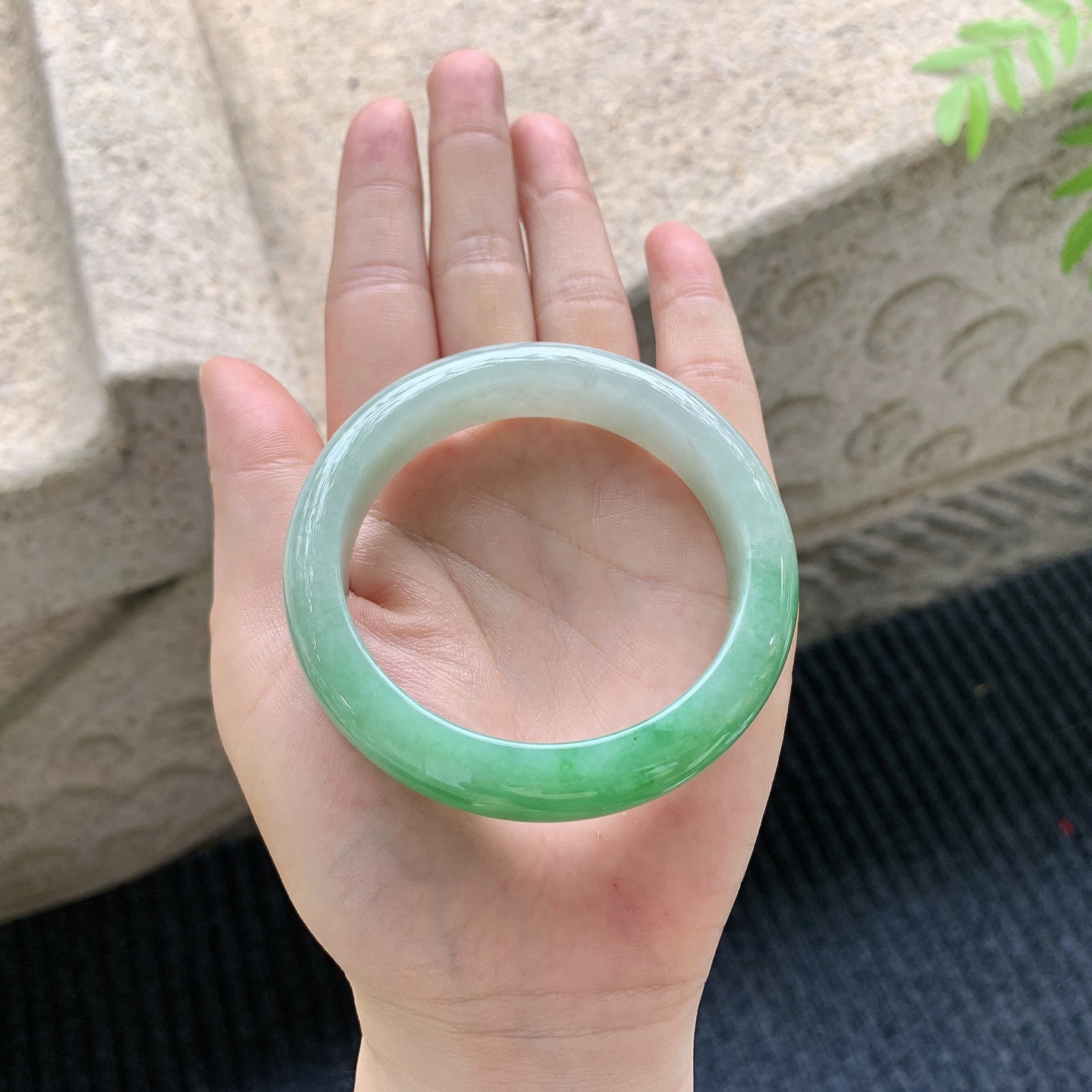 正圈53 54【圈口】54.3/12.8/8.5【编码】A1041210【描述】细糯飘绿，水润，种老