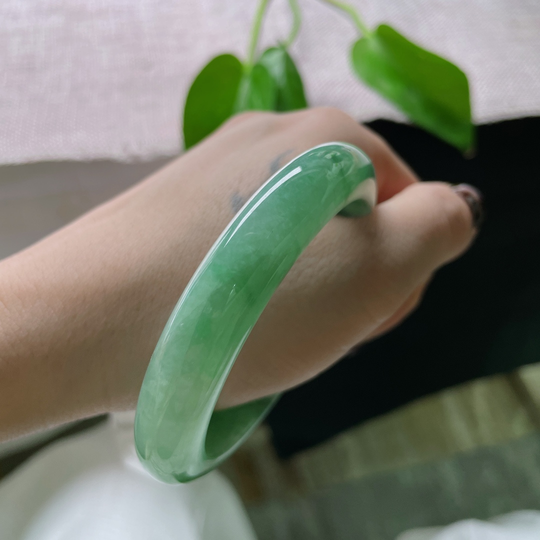 56.9/11.6/8.6绿色正圈，水润，不争不抢，却已占了满心欢喜。有纹，ss50910a