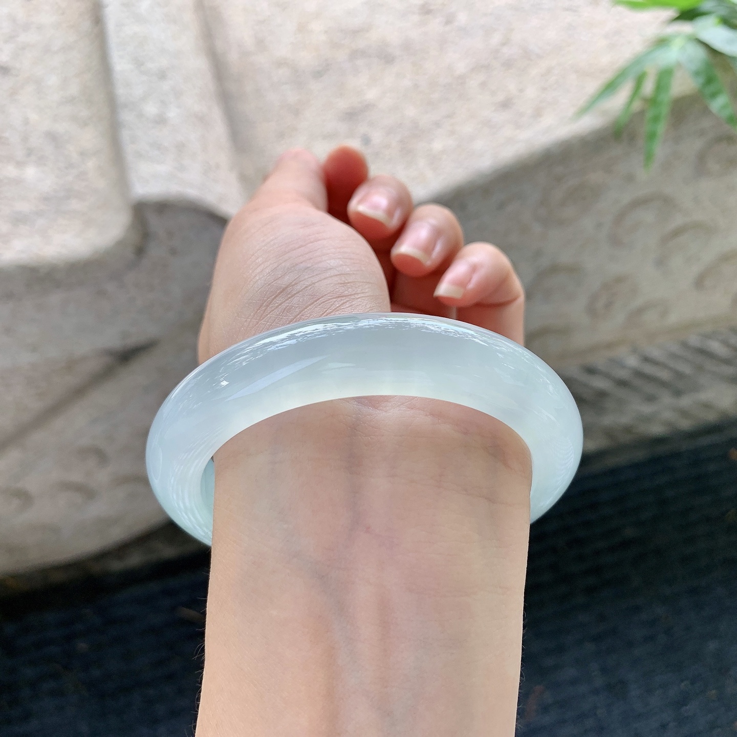 正圈57 58【圈口】58.3/12.3/9.5【编码】BA120768【描述】冰糯晴底，水润，种老，细腻，打灯有絮线