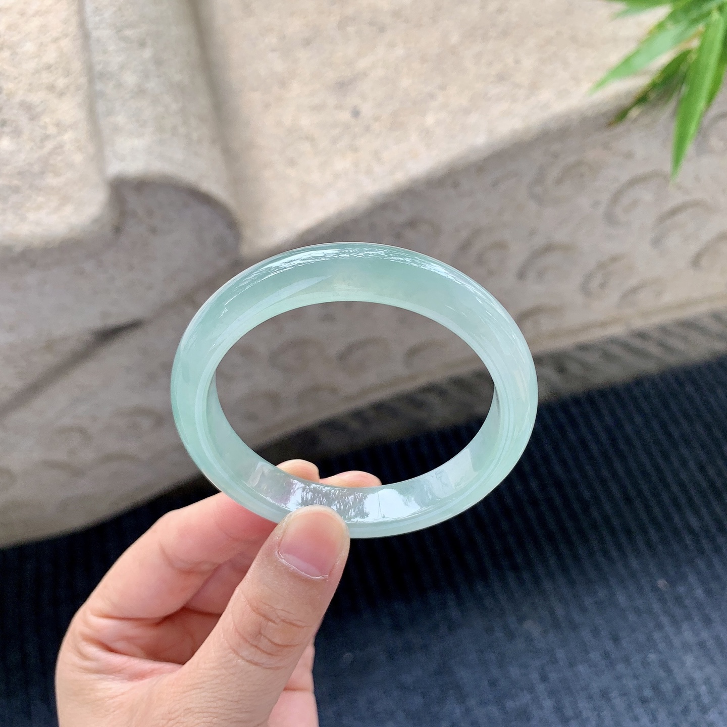 正圈51 52【圈口】51.5/11/7.5【编码】GL110880【描述】糯冰飘绿，水润，种老，细腻，无裂纹