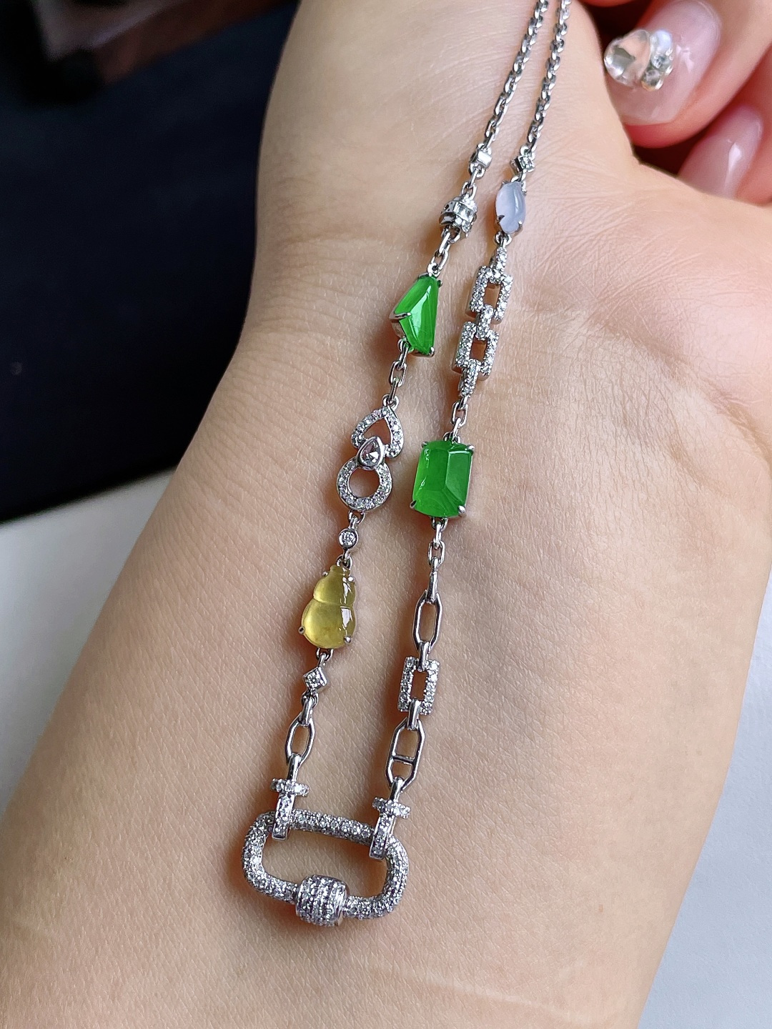 【镶嵌】高冰多宝随形扣项链【说明】缅料 18k金镶嵌 无裂 性比高【裸石】7-5.3-3【重量】10克