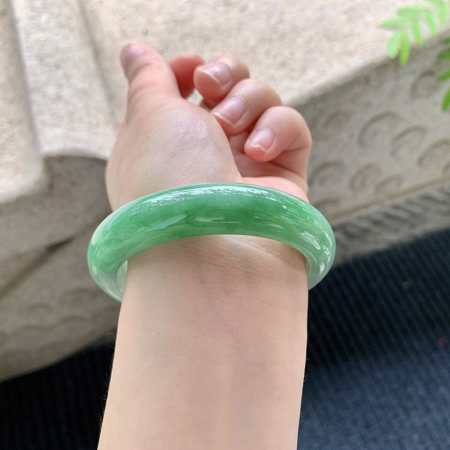 正圈53 54【圈口】54.3/12.8/8.5【编码】A1041210【描述】细糯飘绿，水润，种老，细腻，无裂