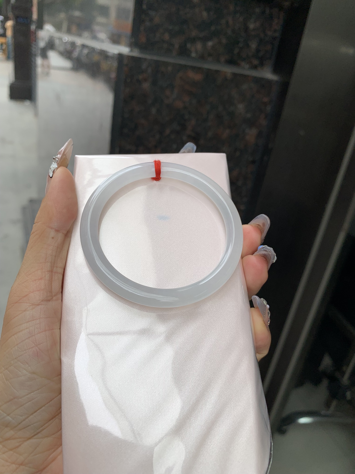 白月光美人条 54.3-7-6 0412-N410-3 打灯细纹，底妆细腻，水水润润的白月光，如同夜空中最温柔的那一抹月光，轻轻洒落你的手腕，带来一份宁静与雅致