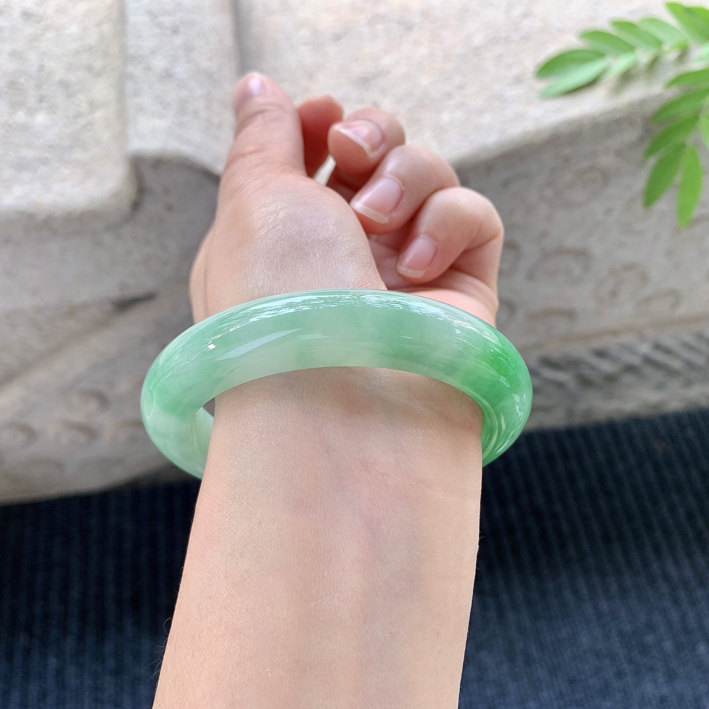 正圈56 57【圈口】57.8/12.4/9.5【编码】A1120729【描述】冰糯飘绿，水润，种老，细腻，无裂