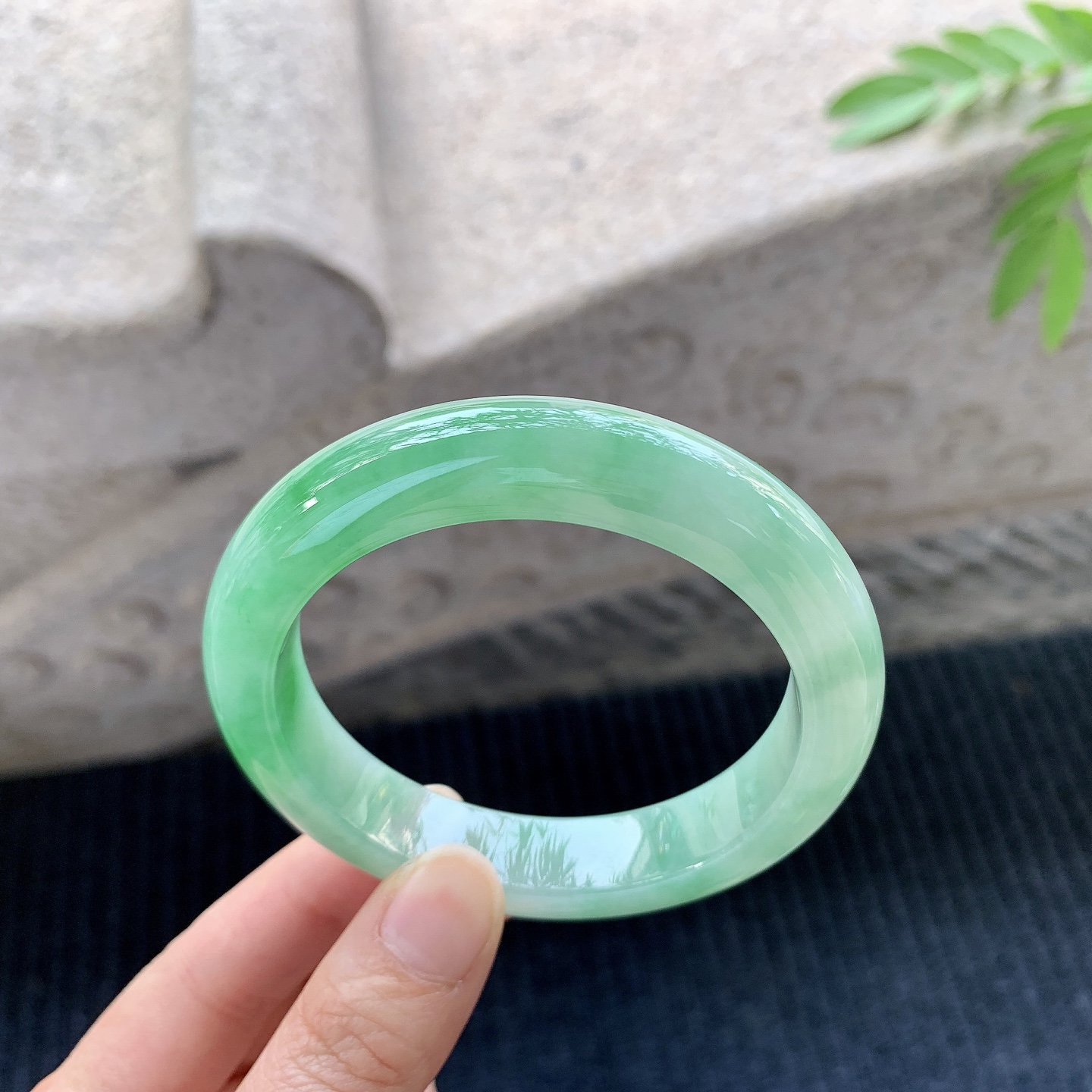 正圈56 57【圈口】57.8/12.4/9.5【编码】A1120729【描述】冰糯飘绿，水润，种老，细腻，无裂