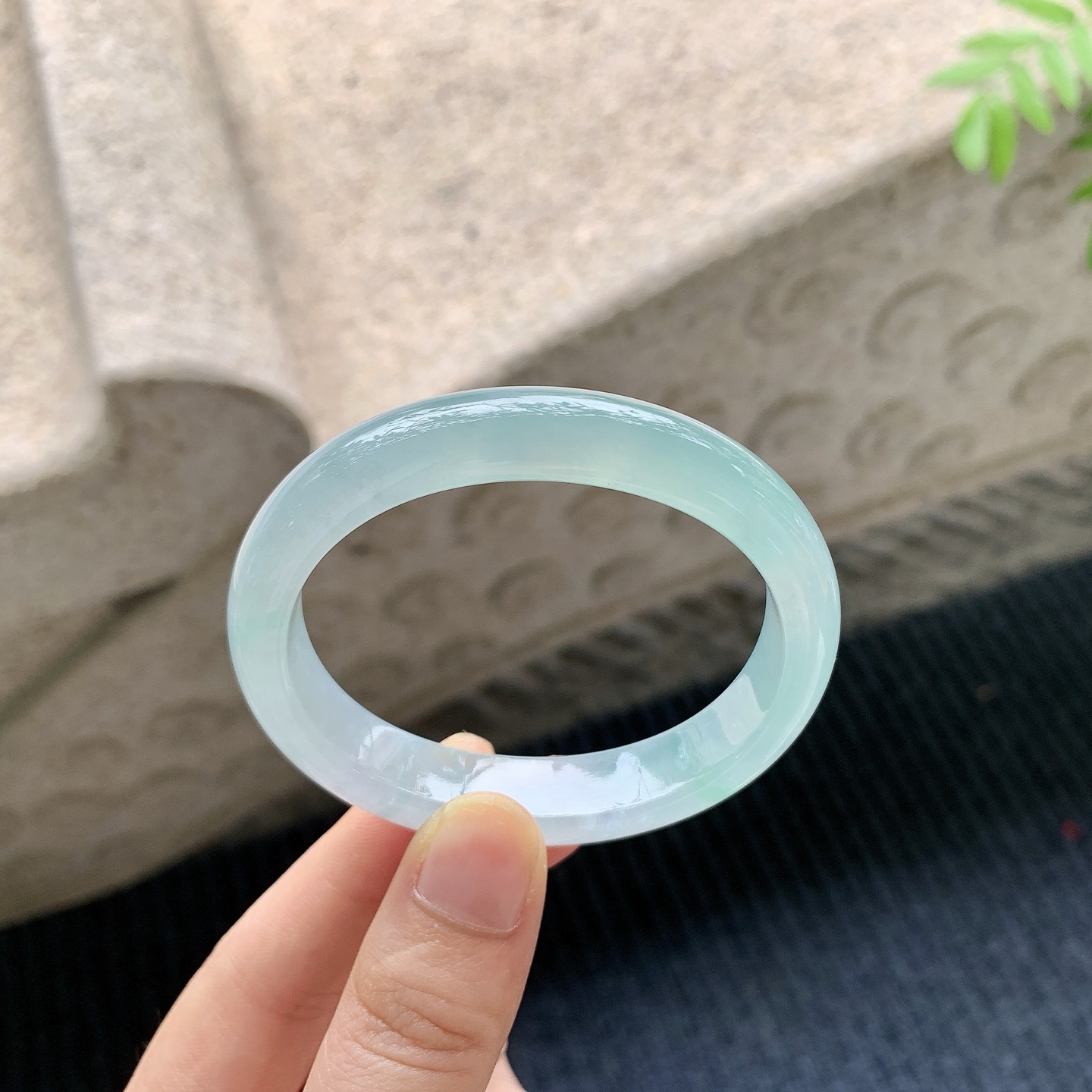 贵妃51 52【圈口】52.7/44.6/11.6/7.5【编码】DZ041214【描述】冰糯晴绿，水润，种老，细腻，无裂