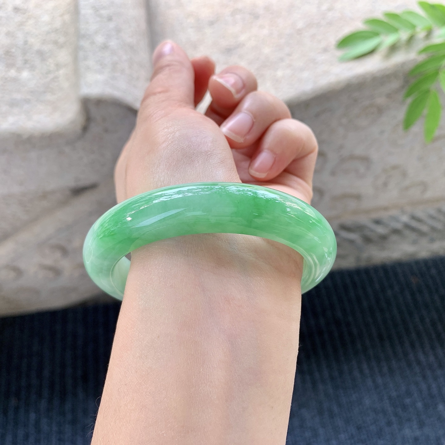 正圈56 57【圈口】57.8/12.4/9.5【编码】A1120729【描述】冰糯飘绿，水润，种老，细腻，无裂