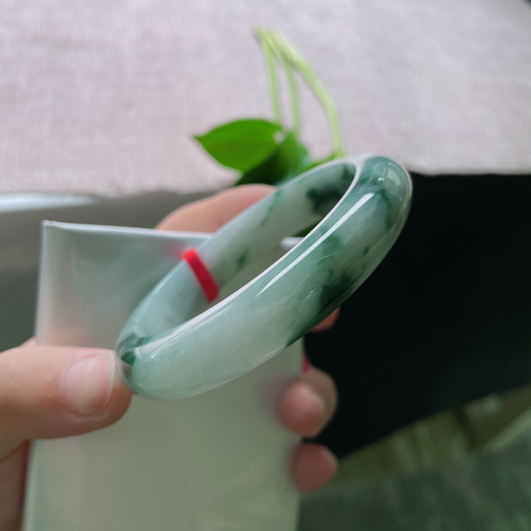 56/12.2/8.4，飘花正圈，底子细腻干净，玉含灵韵，花自飘零。有纹，ss49379a