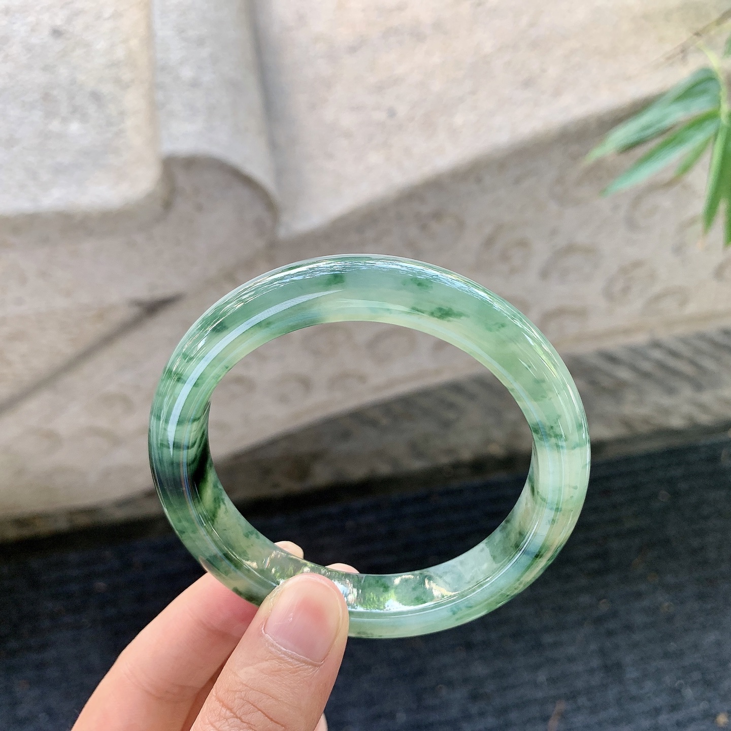 正圈57 58【圈口】58.7/12.2/9【编码】YT121382【描述】糯冰飘绿花，种老，细腻，无裂