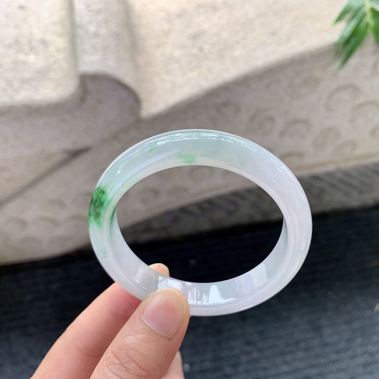 正圈50 51【圈口】51.8/10/7.7【编码】Q5121863【描述】冰糯飘辣绿，水润，种老，细腻，打灯有絮线