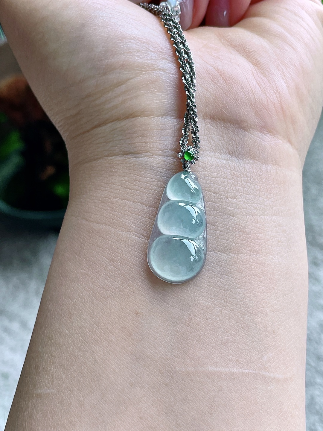 【镶嵌】高冰豆子高冰福豆吊坠 【说明】缅料 18k金镶嵌 无裂 性比高 【整体】32 【裸石】26-13.2-4.6 【重量】3克