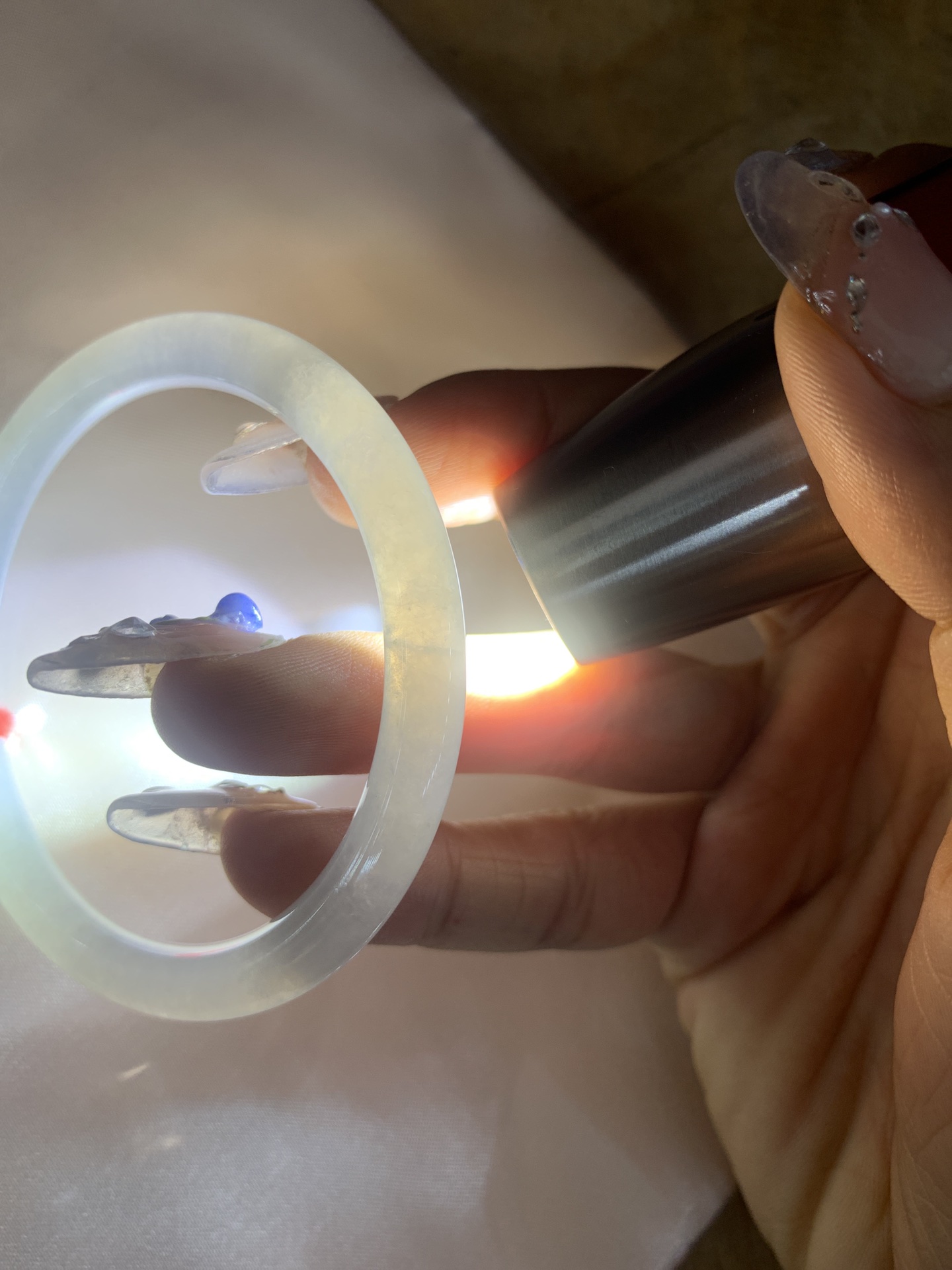 白月光美人条 54-7-5.4 0412-N410-4 打灯细纹，底妆细腻，水水润润的白月光，如同夜空中最温柔的那一抹月光，轻轻洒落你的手腕，带来一份宁静与雅致