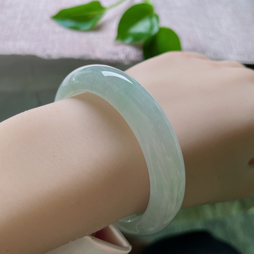 52.6/12.1/8.2，淡紫淡绿正圈，水润细腻，底子干净清爽，落落大方，洒金，无裂，ss50059a