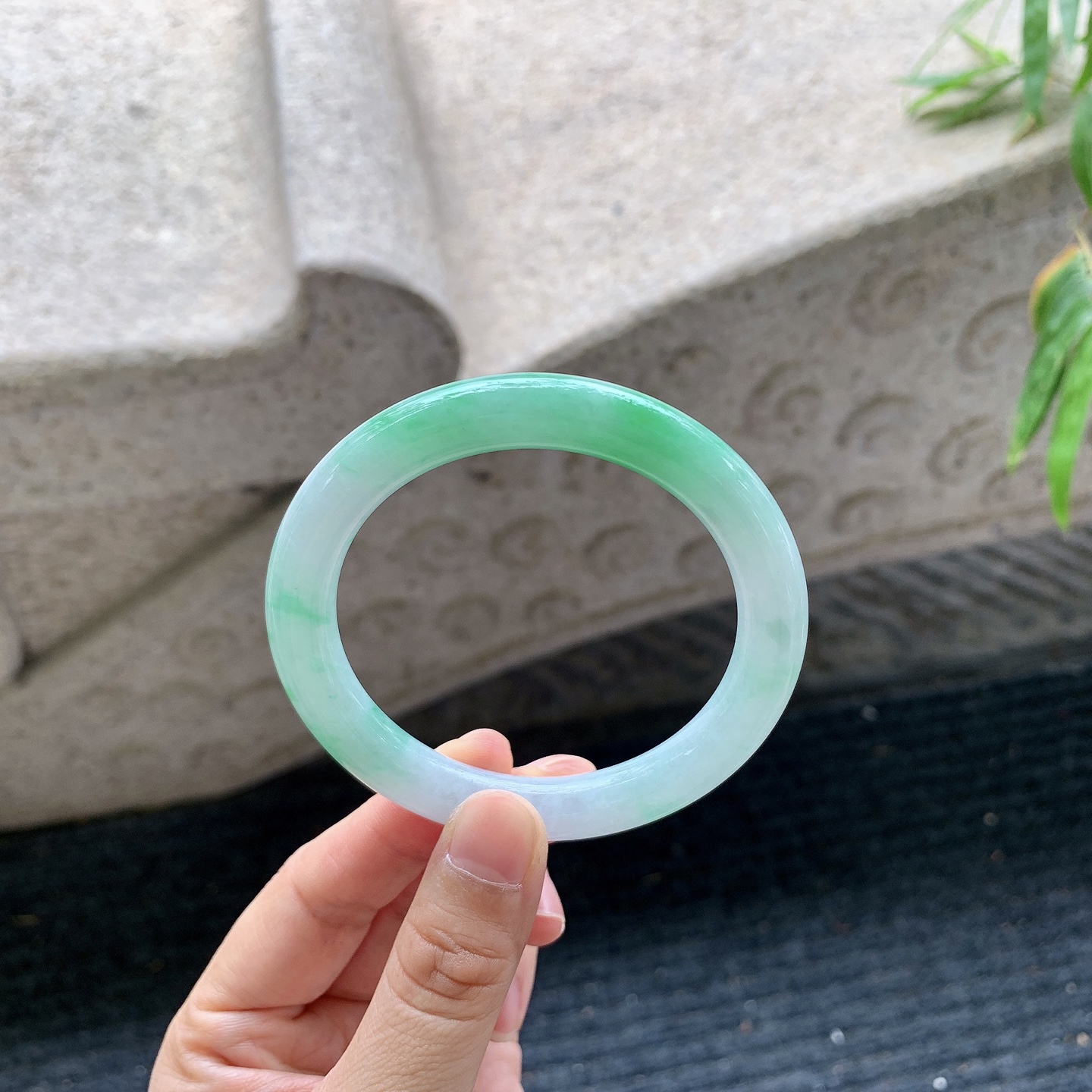 圆条54 55【圈口】54.5/8.8/9【编码】A1121781【描述】细糯飘绿，水润，种老，细腻，有纹线