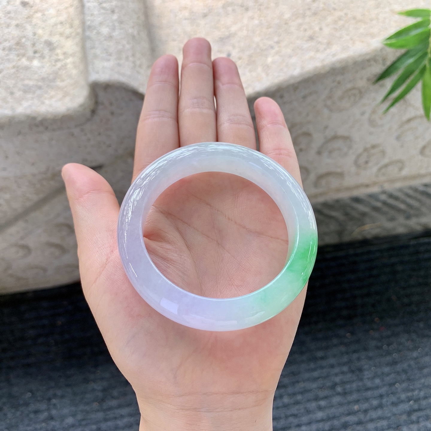 正圈52 53【圈口】53.8/12.8/9【编码】B2122574【描述】冰糯春彩，水润，种老，细腻，有纹线