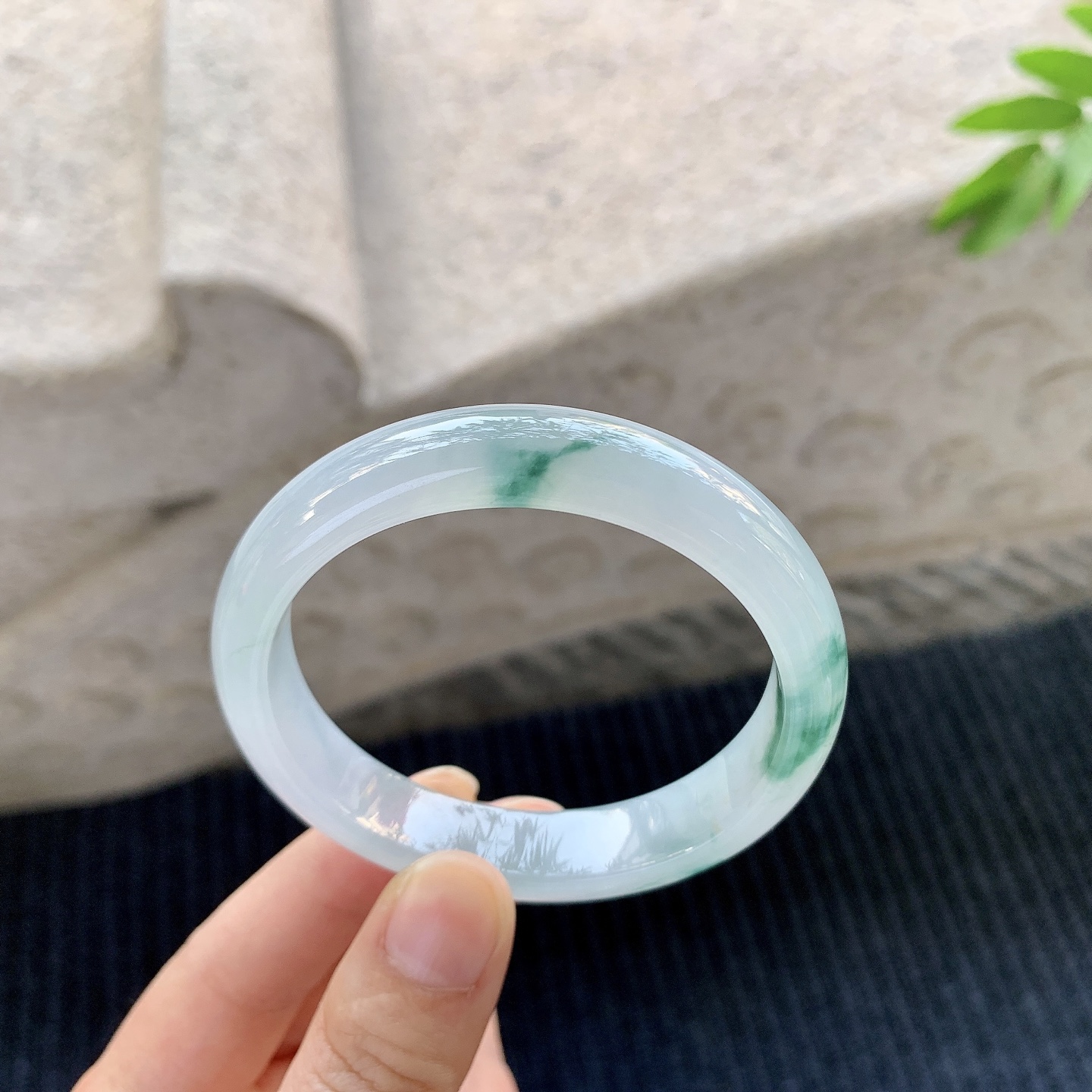 正圈52 53【圈口】53.8/11.4/7.1【编码】A1120641【描述】糯冰飘花，水润，种老，细腻，打灯有 絮线