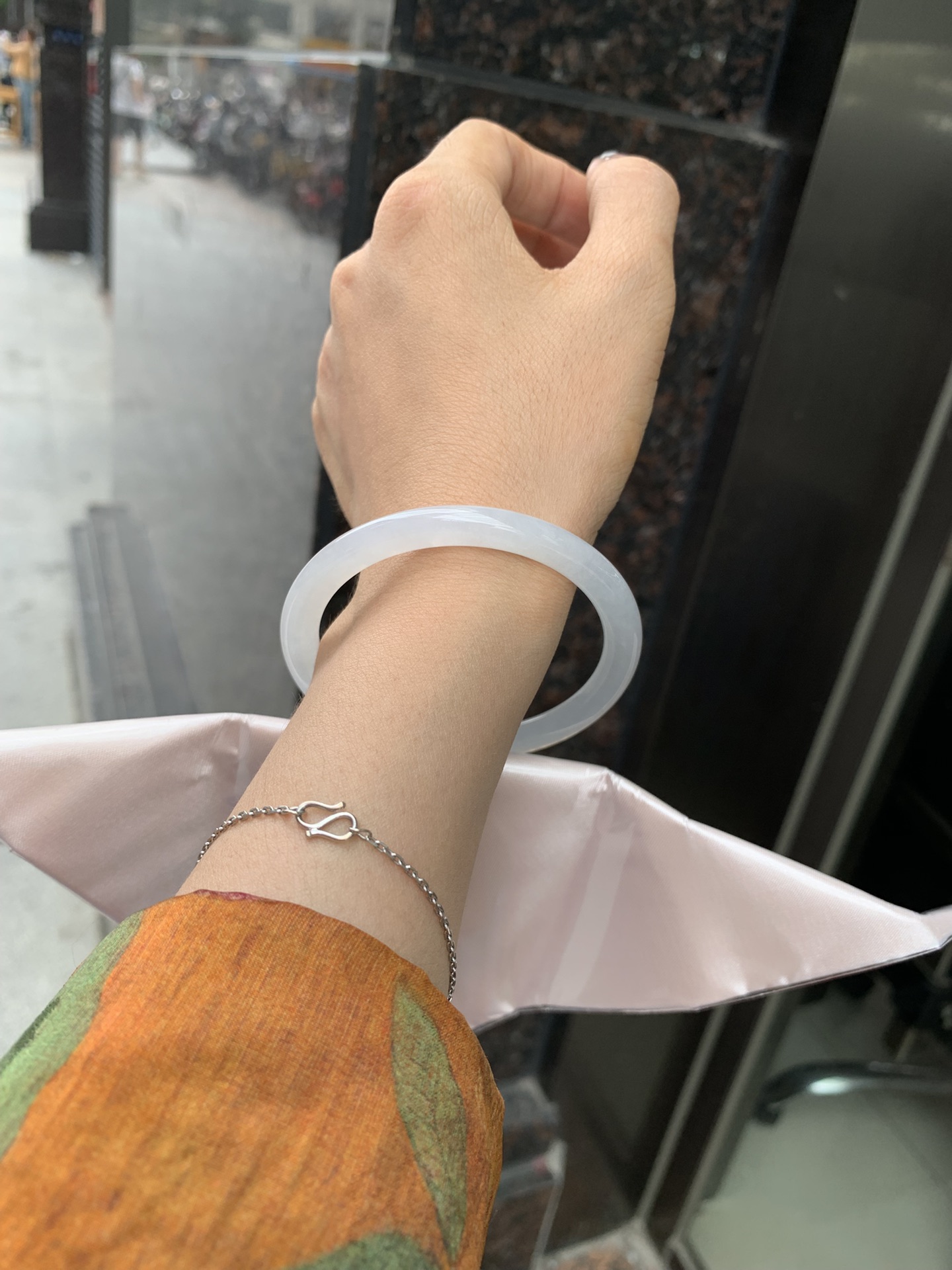 白月光美人条 54.3-7-6 0412-N410-3 打灯细纹，底妆细腻，水水润润的白月光，如同夜空中最温柔的那一抹月光，轻轻洒落你的手腕，带来一份宁静与雅致