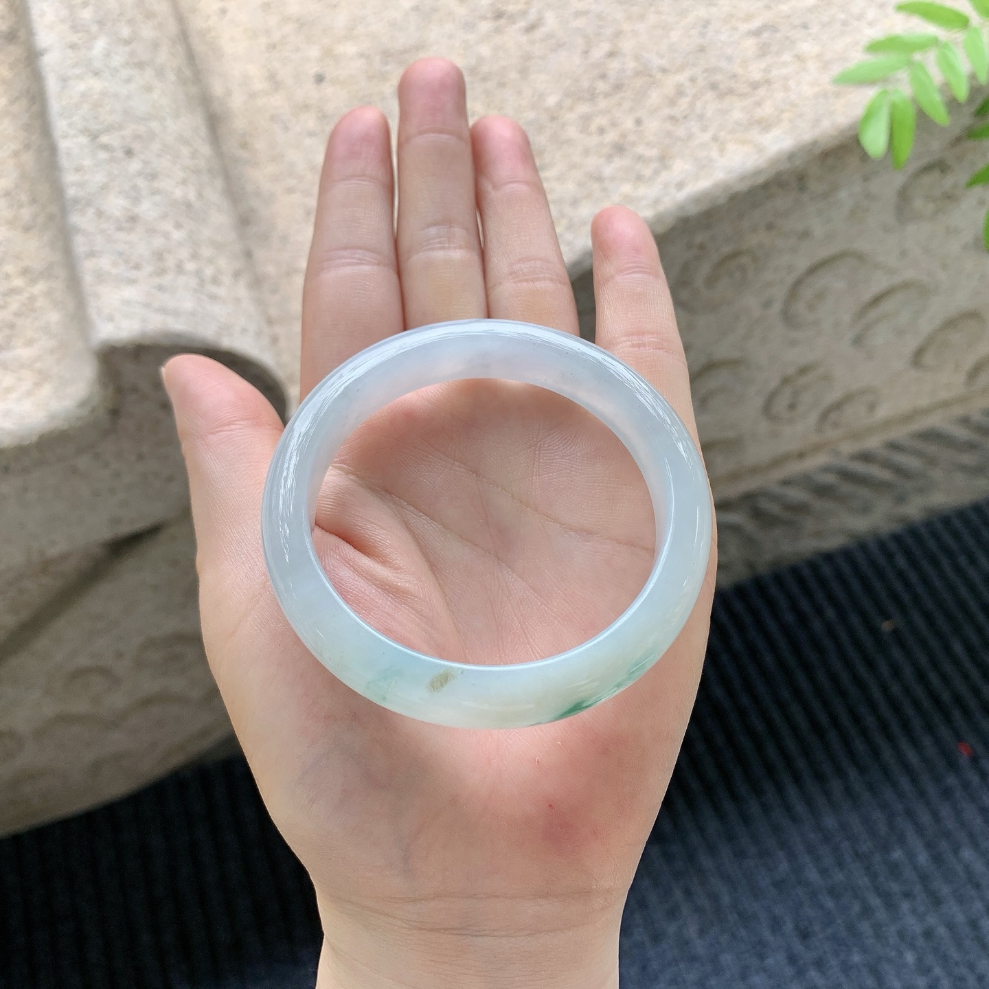 正圈53 54【圈口】54.5/11.4/8【编码】FL041233【描述】冰糯飘花，水润，种老，细腻，打灯有棉线