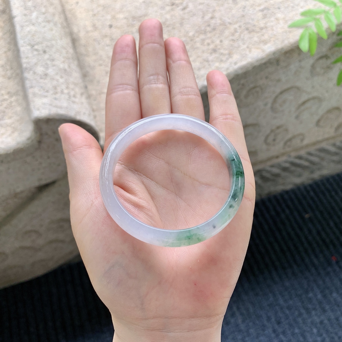 正圈50 51【圈口】51.7/9/5.8【编码】QX041206【描述】糯冰飘花，水润，种老，细腻，打灯有棉线