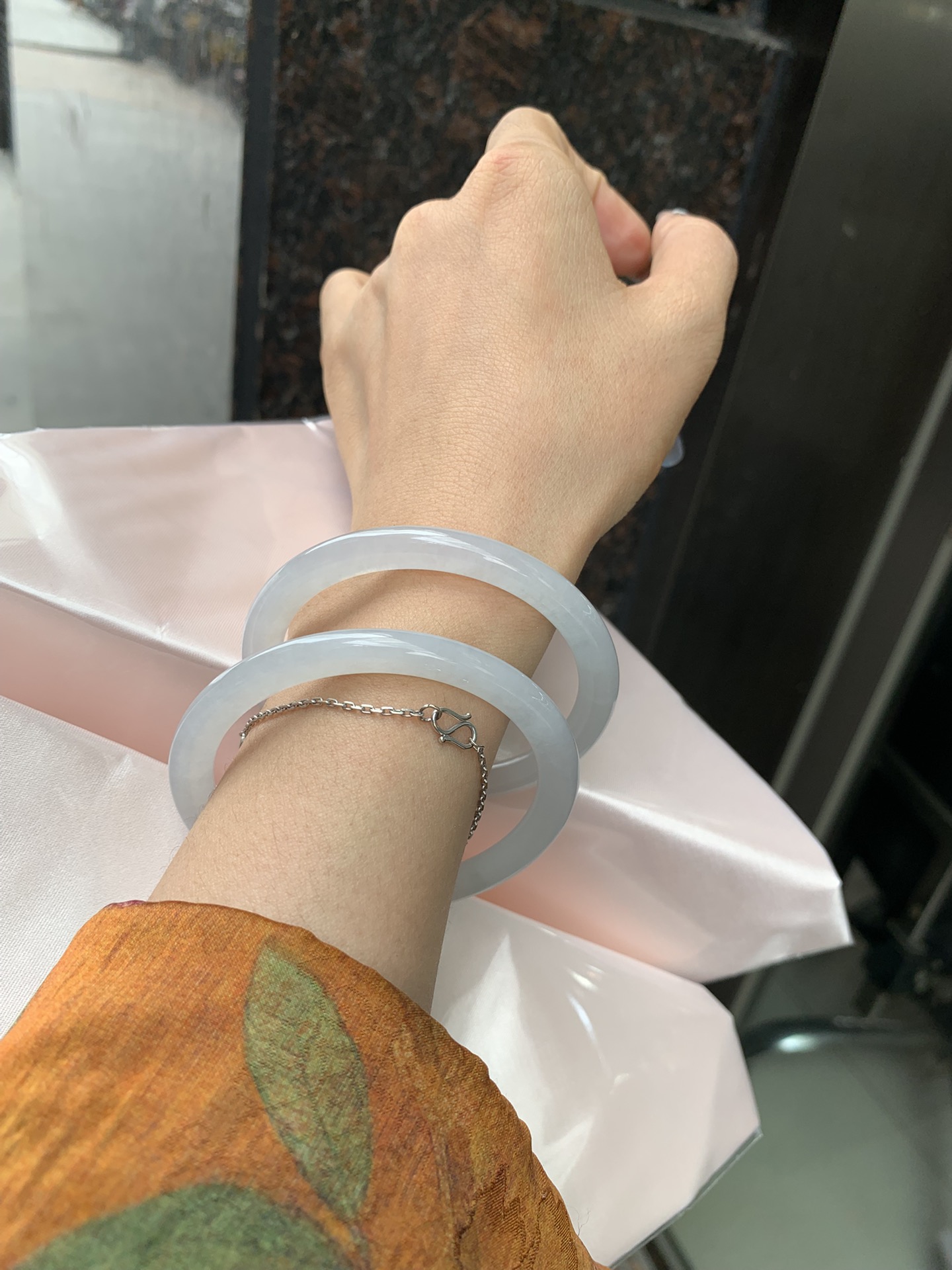 白月光美人条 54.3-7-6 0412-N410-3 打灯细纹，底妆细腻，水水润润的白月光，如同夜空中最温柔的那一抹月光，轻轻洒落你的手腕，带来一份宁静与雅致