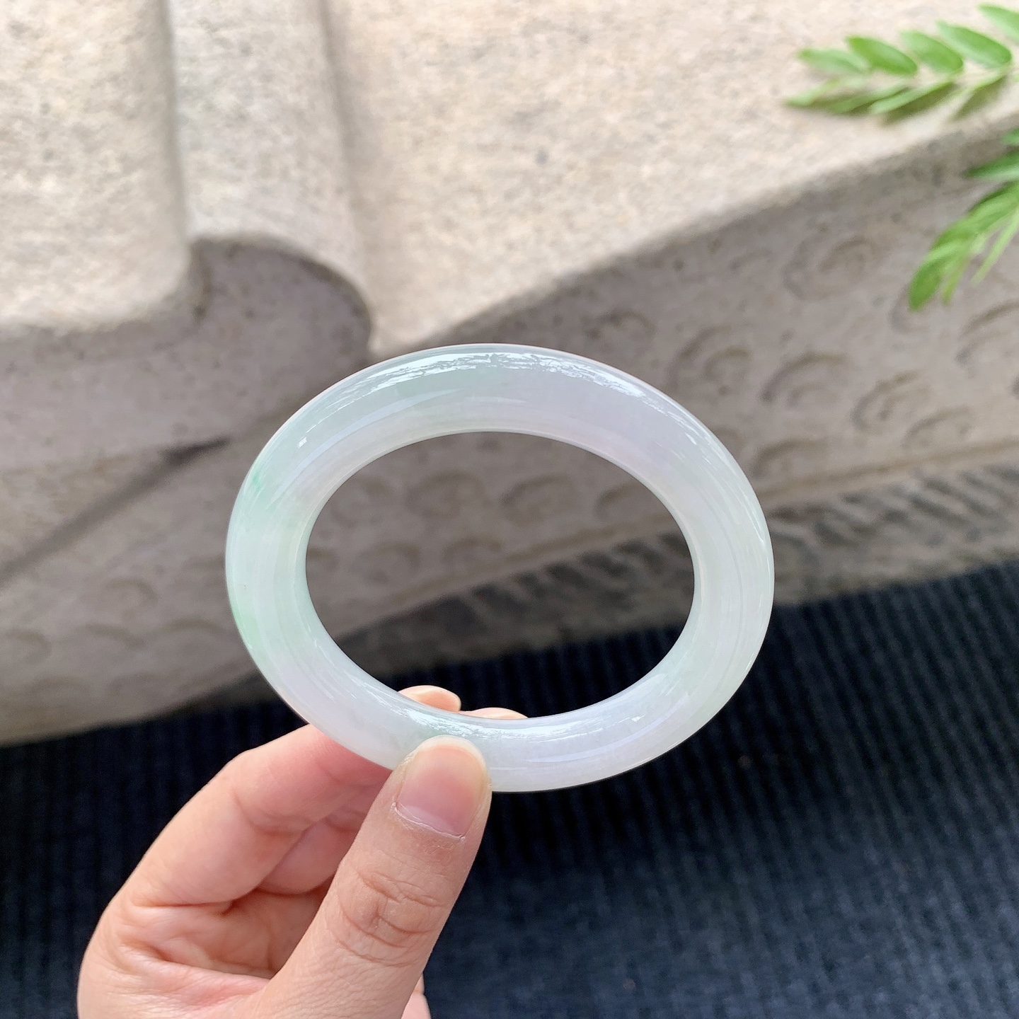 圆条52 53【圈口】53.7/10.5/10.3【编码】B2121156【描述】冰糯飘绿，水润，种老，细腻，打灯有絮线