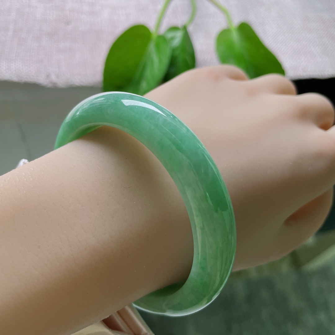 55.6/12/8.5绿色正圈，水润，底子细腻，稳如青山。 不是点缀，是底色，是根基。皮纹，ss50812a