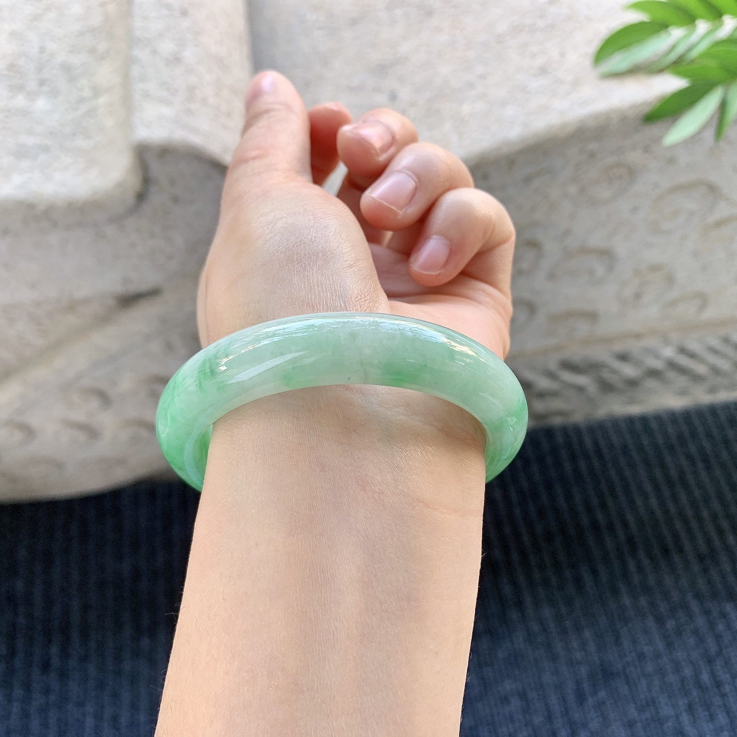 正圈54 55【圈口】54.3/12.4/8.2【编码】A1010482【描述】糯冰飘绿，水润，种老，细腻，打灯有棉线