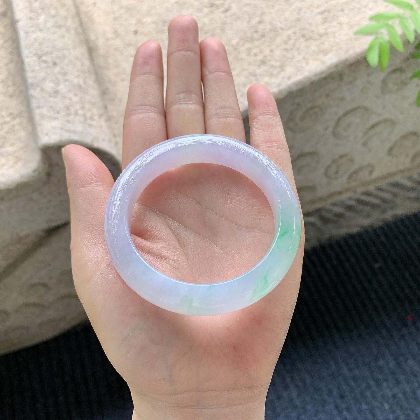 正圈51 52【圈口】52.4/11.8/9【编码】DZ041218【描述】冰糯春彩，水润，种老，细腻，打灯有纹线