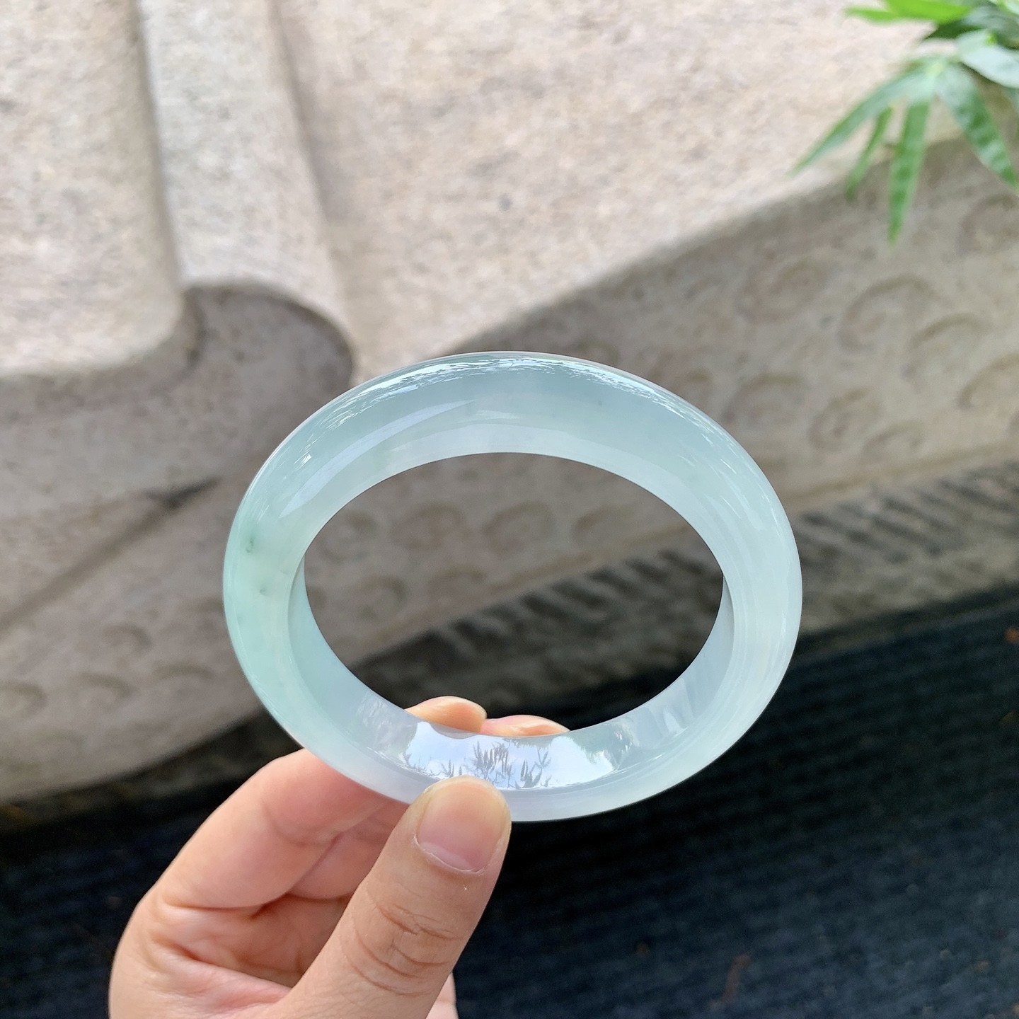 正圈57 58【圈口】58.3/12.3/9.5【编码】BA120768【描述】冰糯晴底，水润，种老，细腻，打灯有絮线