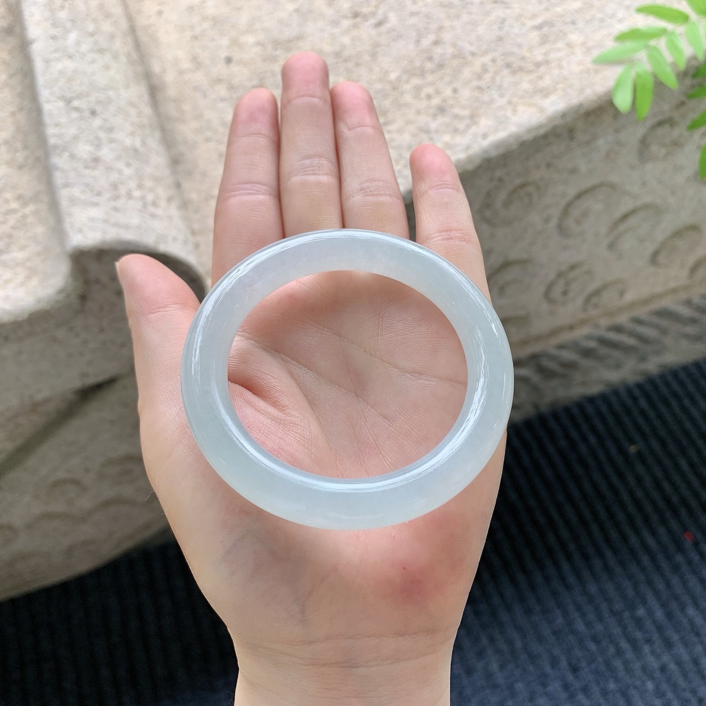 圆条52 53【圈口】52.8/10/10【编码】YT041223【描述】糯冰底色，水润，种老，细腻，打灯有絮线