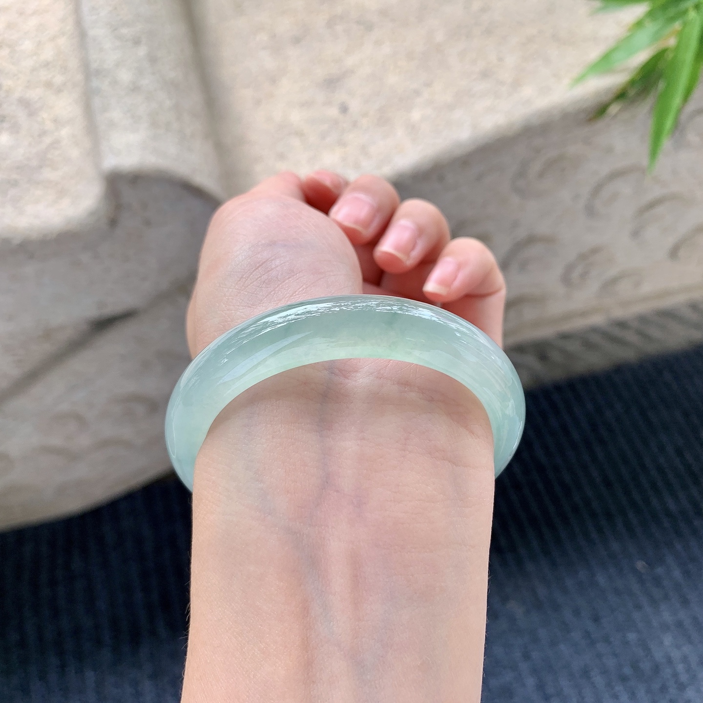 正圈51 52【圈口】51.5/11/7.5【编码】GL110880【描述】糯冰飘绿，水润，种老，细腻，无裂纹