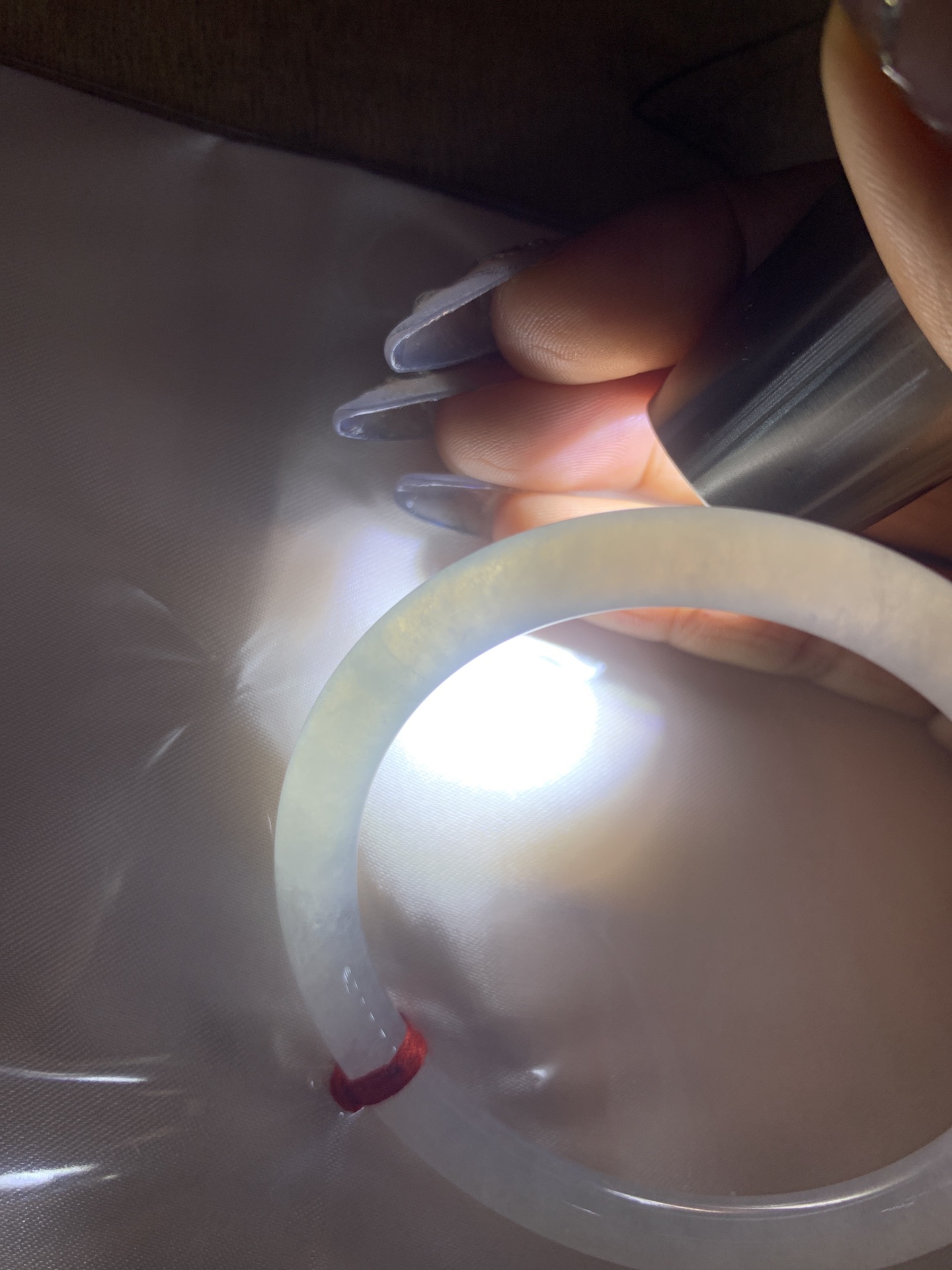 白月光美人条 54.1-7-5.6 0412-N410-2 打灯细纹，底妆细腻，水水润润的白月光，如同夜空中最温柔的那一抹月光，轻轻洒落你的手腕，带来一份宁静与雅致