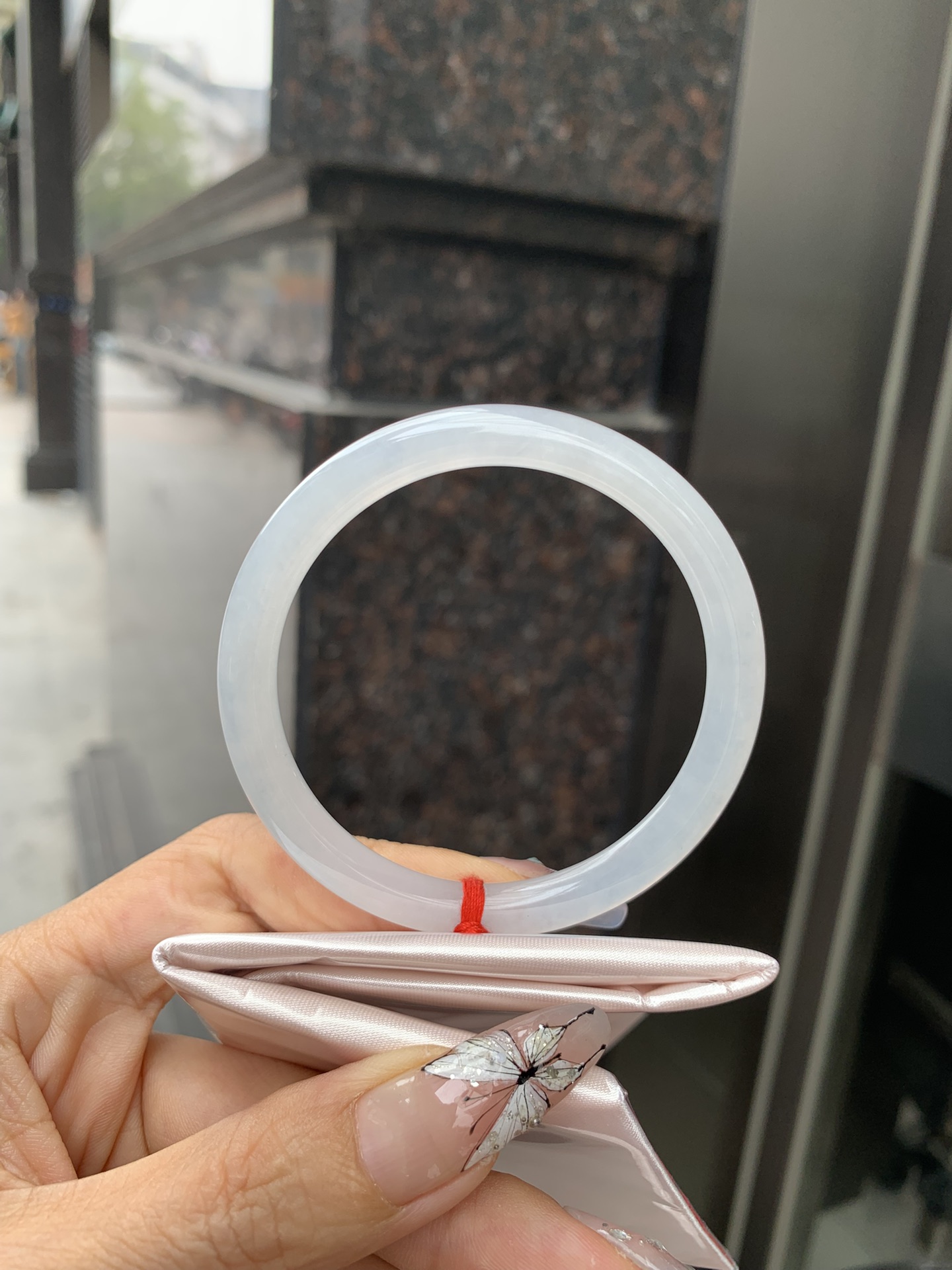 白月光美人条 54.3-7-6 0412-N410-3 打灯细纹，底妆细腻，水水润润的白月光，如同夜空中最温柔的那一抹月光，轻轻洒落你的手腕，带来一份宁静与雅致