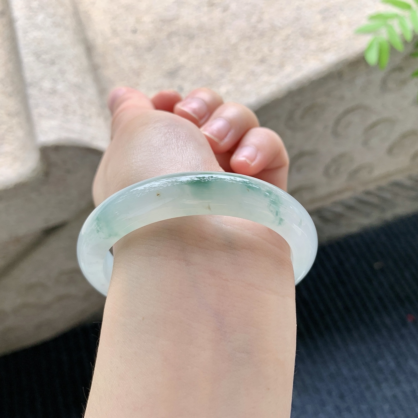 正圈53 54【圈口】54.5/11.4/8【编码】FL041233【描述】冰糯飘花，水润，种老，细腻，打灯有棉线