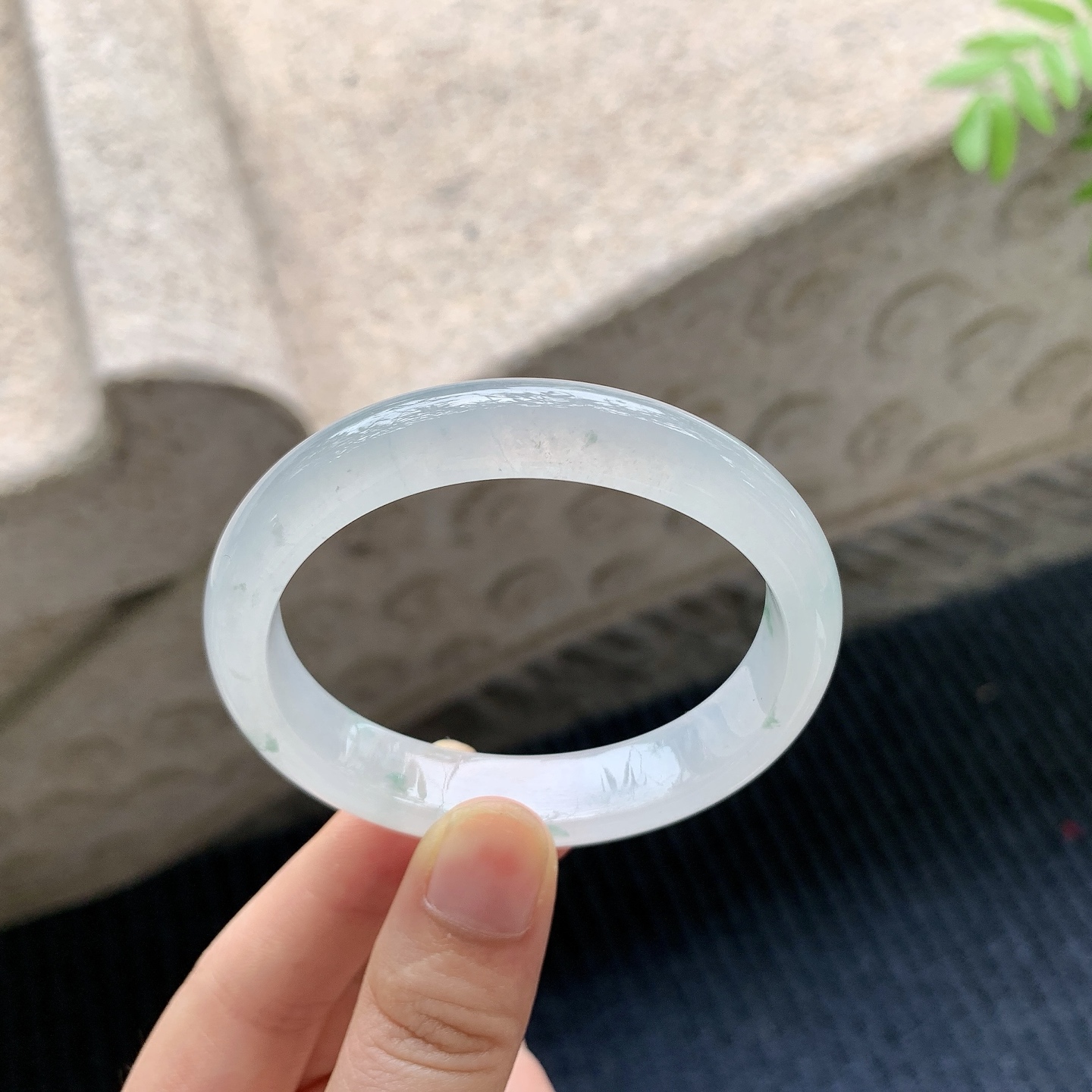 贵妃54 55【圈口】55.3/46.5/11.7/7.2【编码】DZ041213【描述】冰糯飘花，水润，种老，细腻，打灯有棉线