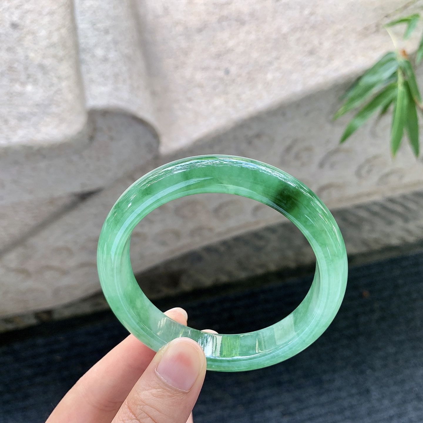 正圈56 57【圈口】57.6/12.6/8.3【编码】A1122371【描述】冰糯辣绿，水润，种老，细腻，无裂