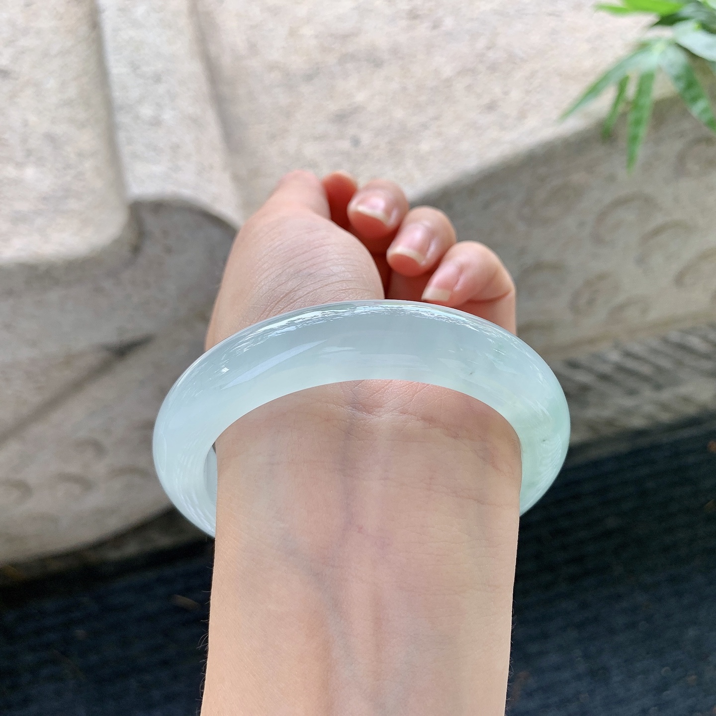 正圈57 58【圈口】58.3/12.3/9.5【编码】BA120768【描述】冰糯晴底，水润，种老，细腻，打灯有絮线