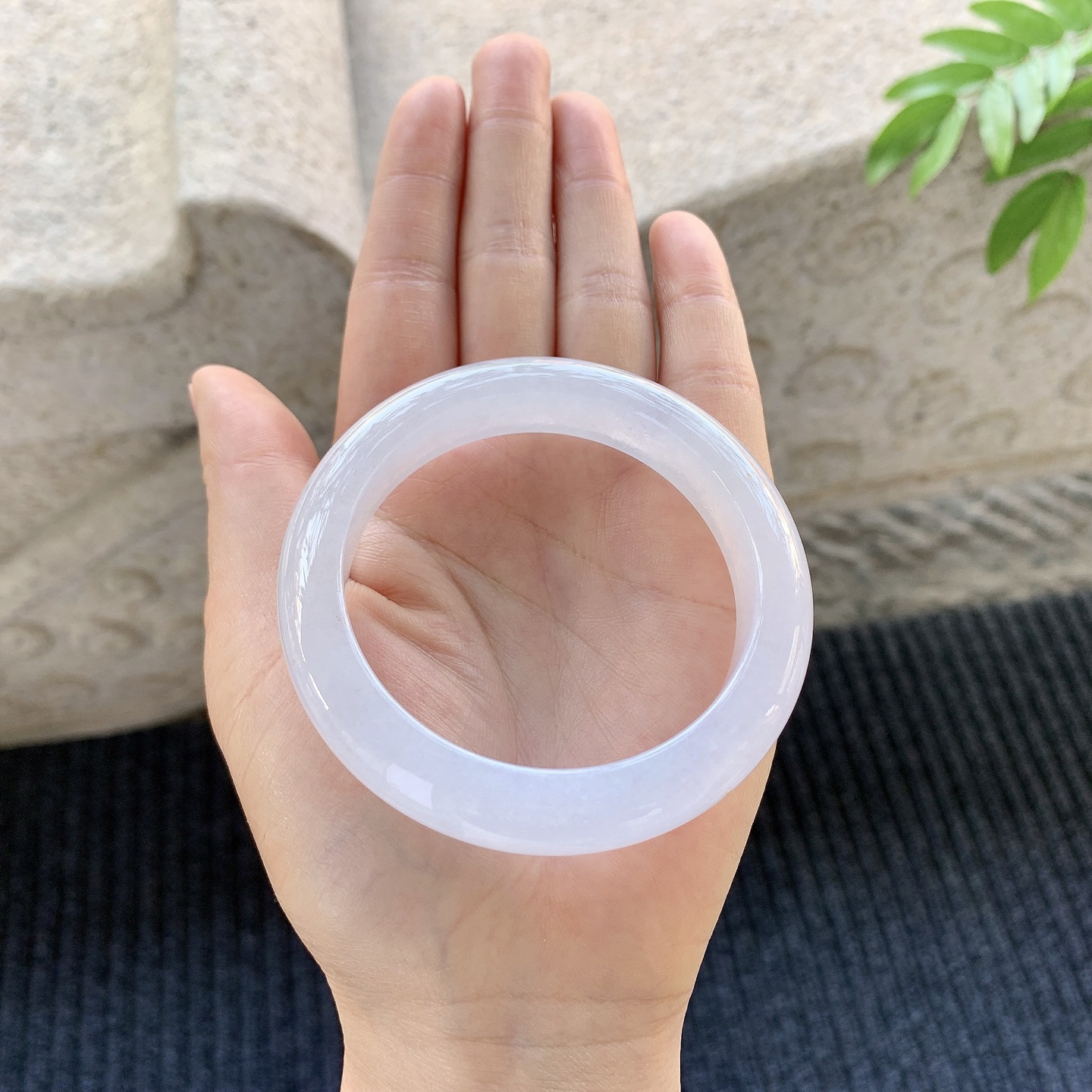 正圈53 54【圈口】54.8/11.8/9【编码】A1121039【描述】冰糯淡粉紫，水润，种老，细腻，无裂