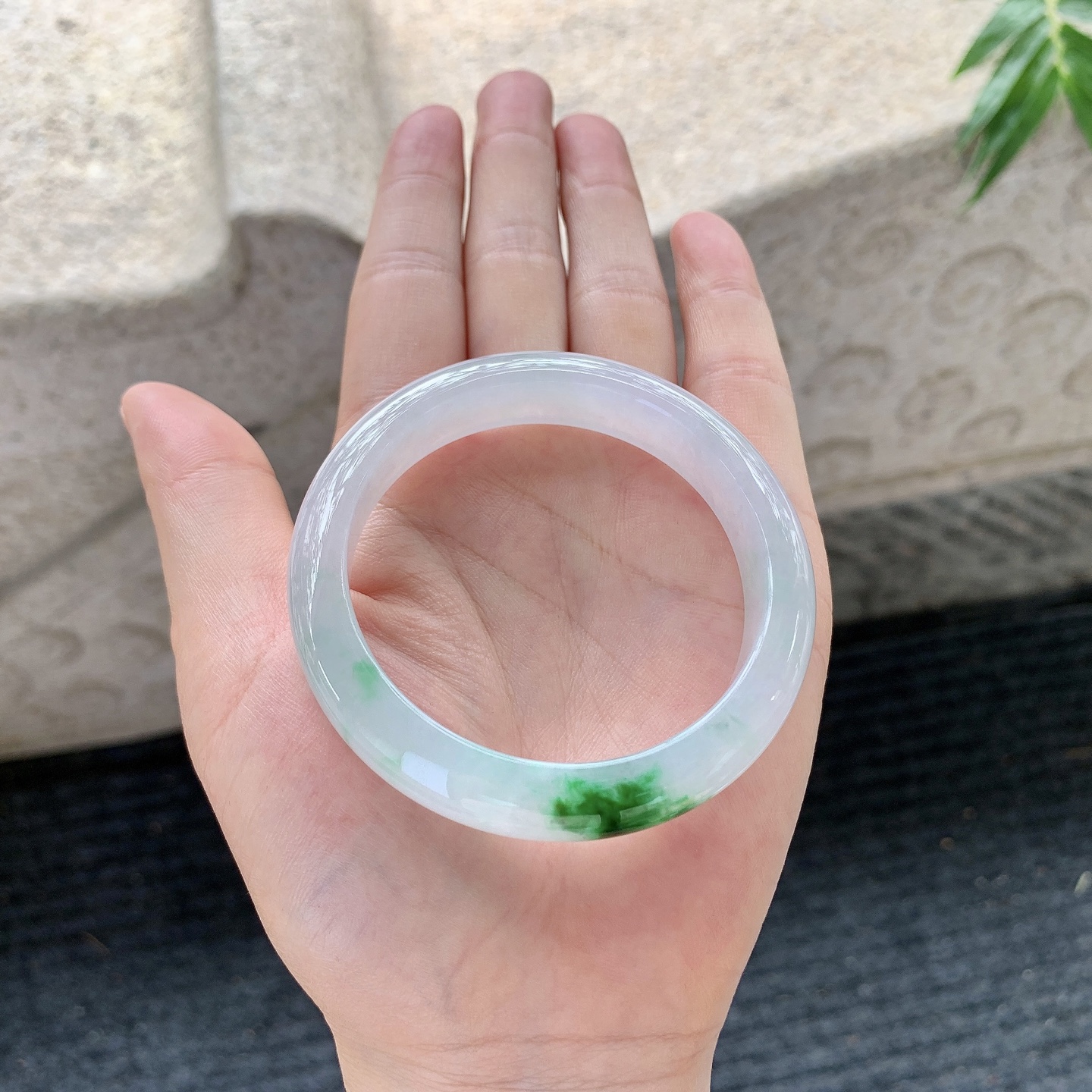 正圈50 51【圈口】51.8/10/7.7【编码】Q5121863【描述】冰糯飘辣绿，水润，种老，