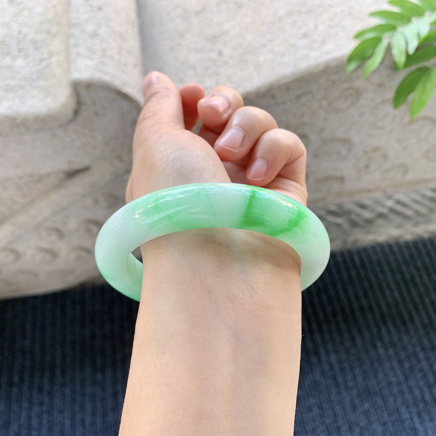 正圈58 59【圈口】59.8/12.5/10【编码】GJ121602【描述】糯冰飘阳绿，水润，种老，细腻，无裂