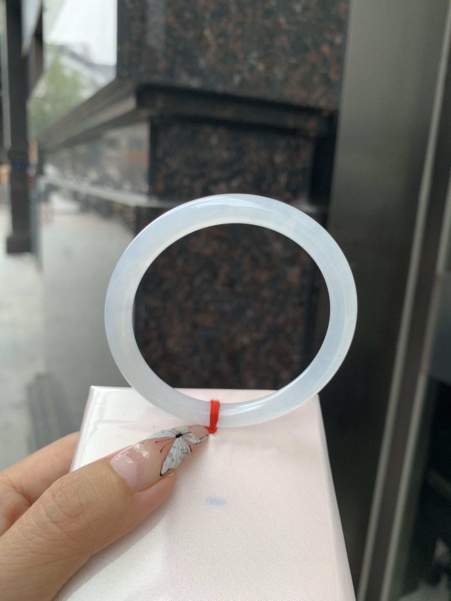 白月光美人条 54.3-7-6 0412-N410-3 打灯细纹，底妆细腻，水水润润的白月光，如同夜空中最温柔的那一抹月光，轻轻洒落你的手腕，带来一份宁静与雅致