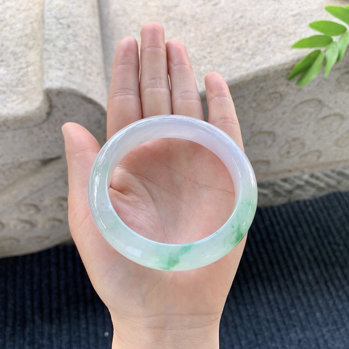 正圈55 56【圈口】56.9/12/9【编码】J7122115【描述】冰糯粉紫飘绿花，水润，种老，细腻，无裂纹