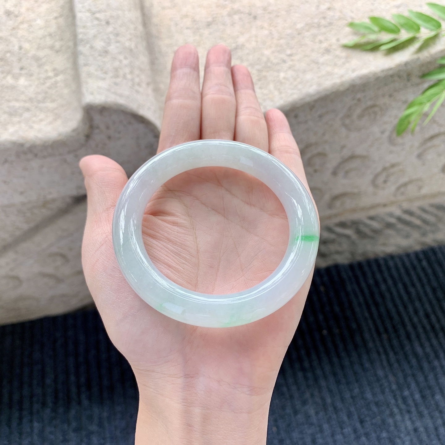 圆条52 53【圈口】53.7/10.5/10.3【编码】B2121156【描述】冰糯飘绿，水润，种老，细腻，打灯有絮线