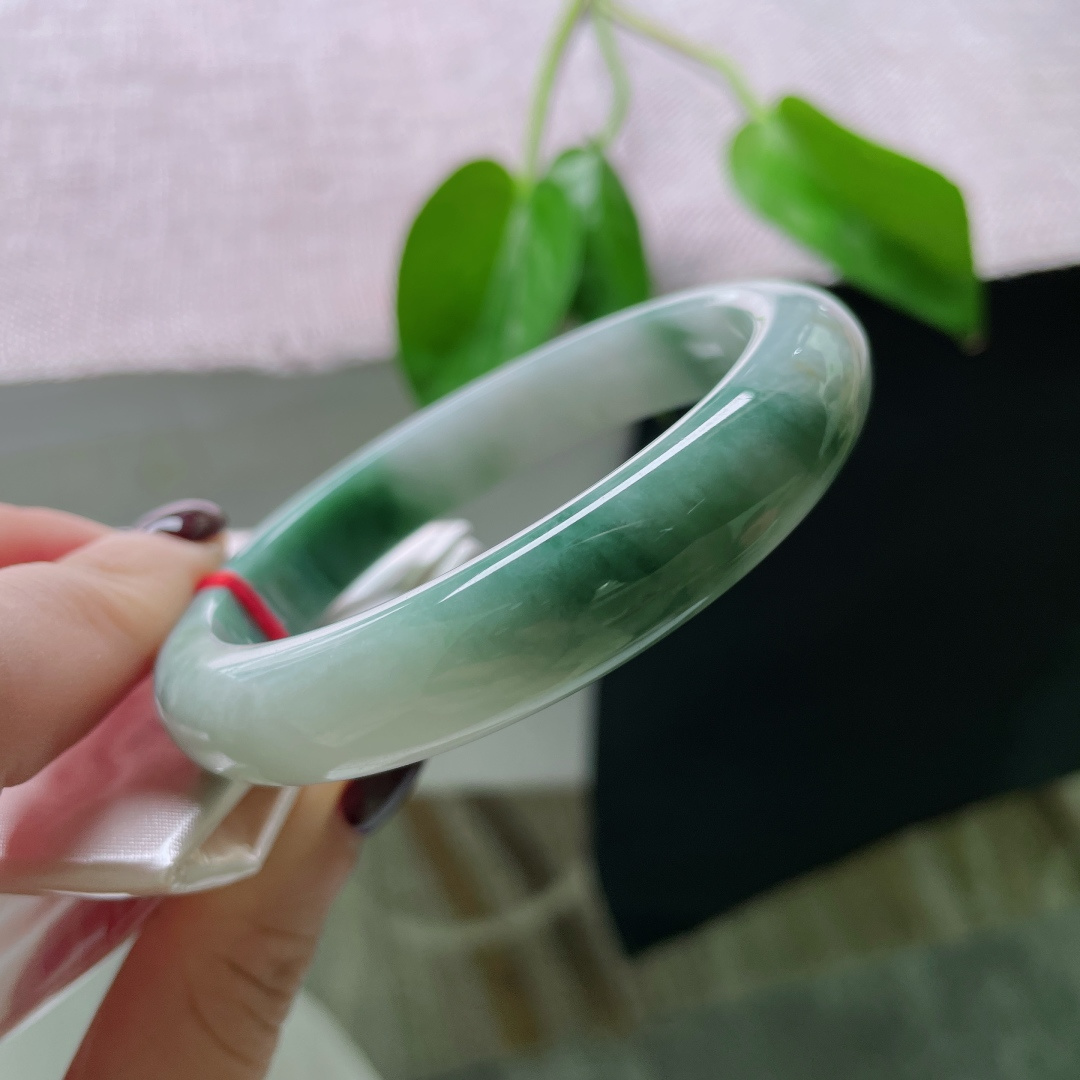 59.4/12.2/8.1，飘花正圈，质地温润细腻，与你相遇在纷飞的花雨里。有棉线，ss50781a