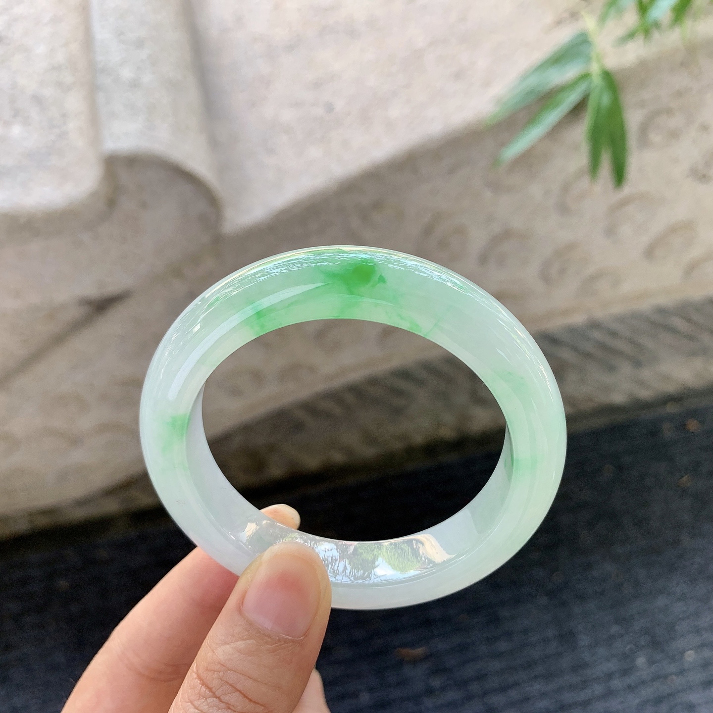 正圈51 52【圈口】52.6/12.5/9.2【编码】AN110793【描述】冰糯飘阳绿，水润，种老，细腻，打灯有棉线