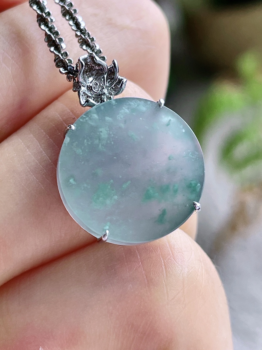 【镶嵌】冰飘花圆牌无事牌吊坠 【说明】缅料 18k金镶嵌 无裂 性比高 【整体】22.3-16.2-5 【裸石】16-2.4 【重量】3克