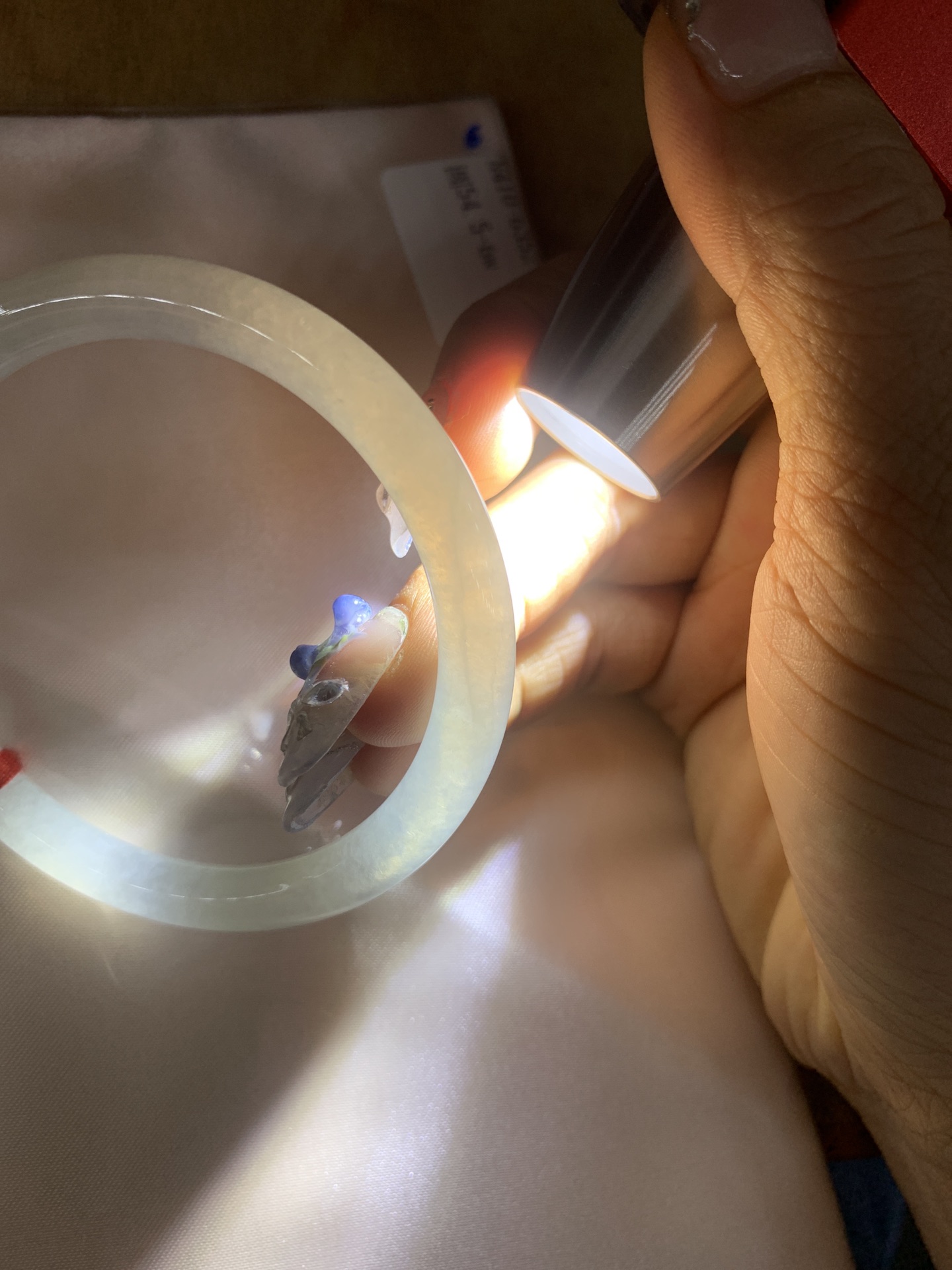 白月光美人条 54.5-7.3-6 0412-N410-6 打灯细纹，底妆细腻，水水润润的白月光，如同夜空中最温柔的那一抹月光，轻轻洒落你的手腕，带来一份宁静与雅致