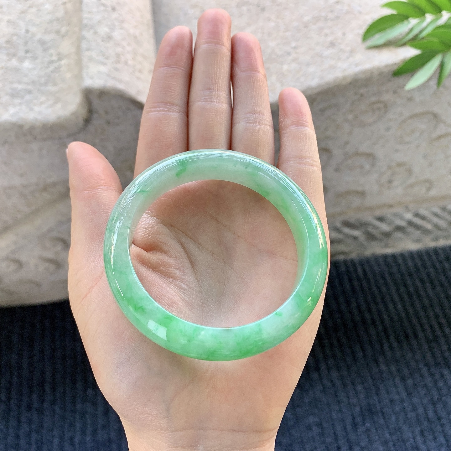 正圈54 55【圈口】54.3/12.4/8.2【编码】A1010482【描述】糯冰飘绿，水润，种老